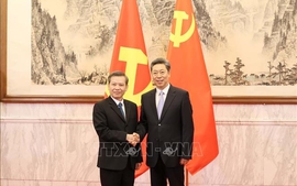 越中两党深化在内政、政法、纪检监察领域的合作