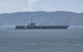 美国海军乔治·华盛顿号航空母舰访问越南岘港