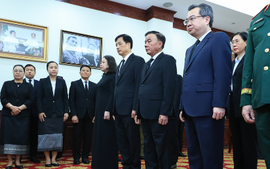 越南党和国家领导人吊唁老挝国会主席赛宋蓬·丰威汉同志