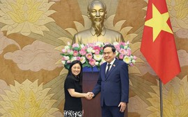 越南国会主席陈青敏会见美国驻越南大使詹妮弗·威克斯