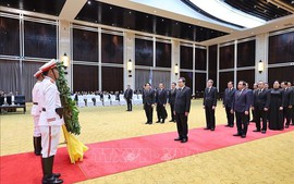 越南国会主席陈青敏赴老挝出席老挝国会主席赛宋蓬·丰威汉同志吊唁仪式