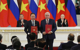 越共中央总书记、国家主席苏林与俄罗斯总统普京共同出席越俄双方合作文本签字仪式