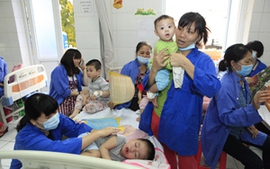 Bộ trưởng Y tế chỉ đạo “nóng” khi thị sát tình hình bệnh sởi