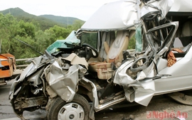 Xe du lịch đâm xe tải: 9 người thương vong 