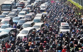 Tai nạn giao thông giảm, nhưng đô thị vẫn ‘nặng gánh’ ùn tắc