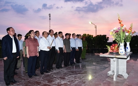 Thủ tướng dâng hương tưởng niệm các Anh hùng Liệt sĩ tại Phú Quốc