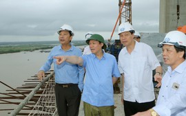 Phó Thủ tướng Vương Đình Huệ thị sát dự án BOT cầu Bạch Đằng