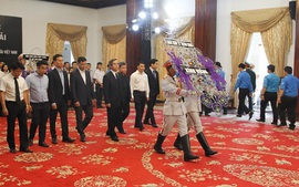 Đông đảo người dân đến viếng nguyên Thủ tướng Phan Văn Khải