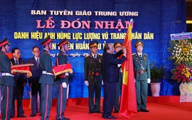 Ban Tuyên huấn Khu ủy Khu V đón nhận danh hiệu Anh hùng