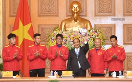 Đấu giá món quà Đội tuyển Việt Nam tặng Thủ tướng để hỗ trợ Tết cho người nghèo