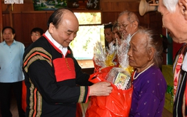 Chùm ảnh: Thủ tướng tặng quà Tết cho bà con các dân tộc ở Đắk Nông