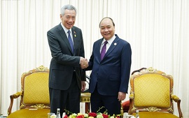 Thủ tướng Nguyễn Xuân Phúc gặp Thủ tướng Singapore Lý Hiển Long