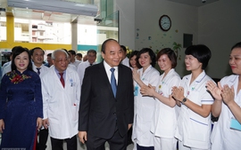Chùm ảnh: Thủ tướng thăm, làm việc tại Bệnh viện Nhi Trung ương