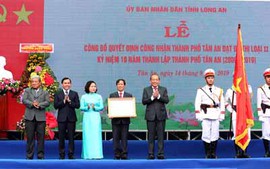 Phó Thủ tướng Thường trực dự lễ công bố thành phố Tân An là đô thị loại II