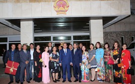 Phó Thủ tướng Thường trực thăm Đại sứ quán và cộng đồng người Việt tại Bulgaria