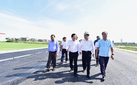 Phó Thủ tướng kiểm tra hiện trường xây dựng đoạn cao tốc Cao Bồ-Mai Sơn