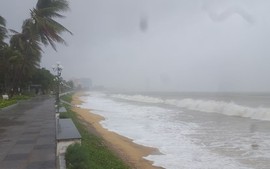 Chủ động ứng phó với gió mạnh, sóng lớn và bão gần Biển Đông
