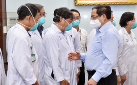 Thủ tướng Phạm Minh Chính động viên đội ngũ y bác sĩ ở tuyến đầu chống dịch