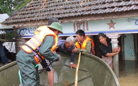 Miền Trung chống chọi với lũ dữ