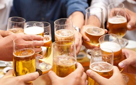 Rượu bia và hệ lụy: Câu chuyện từ gia đình đến pháp đình