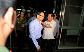 Phó Thủ tướng thăm các bệnh nhân bị tai biến chạy thận tại Hòa Bình