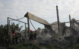 Tiền Giang: Cháy lớn ở cơ sở sản xuất bao bì