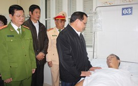Đồng chí Phạm Quang Nghị thăm chiến sĩ CSGT bị thương khi làm nhiệm vụ