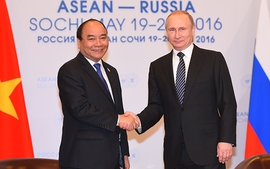 Thủ tướng Nguyễn Xuân Phúc hội kiến Tổng thống LB Nga V. Putin