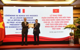 GS Châu Văn Minh nhận Huân chương Bắc Đẩu Bội tinh