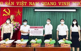 Agribank tặng 700 suất quà các gia đình quận Hà Đông bị ảnh hưởng COVID-19