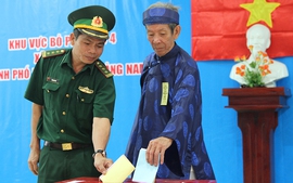 Chùm ảnh: Cử tri Cù lao Chàm nô nức đi bầu cử sớm