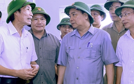 Thủ tướng kiểm tra việc khắc phục hậu quả bão số 1 tại Nam Định