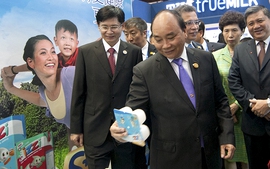 Thủ tướng dự khai trương Khu gian hàng Việt Nam tại CAEXPO 2016