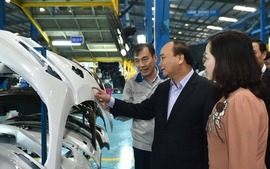 Thủ tướng thăm nhà máy sản xuất ô tô tại Ninh Bình