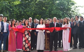 Thủ tướng cắt băng khánh thành trụ sở mới Đại sứ quán Việt Nam tại Hà Lan
