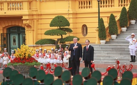 Chủ tịch nước Trần Đại Quang đón tiếp Tổng thống Hoa Kỳ Donald Trump
