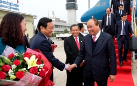 Thủ tướng đến Thủ đô Vientiane, Lào