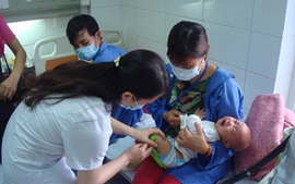 Tỷ lệ tiêm vaccine sởi trên cả nước đạt gần 80%