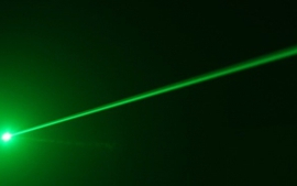 Tiếp diễn hành vi chiếu tia laser lên máy bay