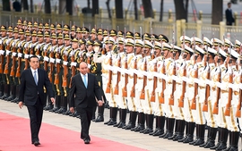 Lễ đón trọng thể Thủ tướng Nguyễn Xuân Phúc tại Đại Lễ đường Nhân dân Trung Quốc
