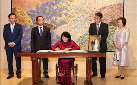 Phó Chủ tịch nước ghi sổ mừng nhân dịp Nhà Vua Nhật Bản Naruhito lên ngôi