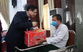 Đồng chí Phạm Minh Chính thăm, tặng quà Trung tâm Điều dưỡng thương binh Thuận Thành