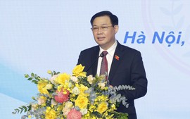 Chủ tịch Quốc hội thăm, chúc mừng các thầy, cô giáo Trường ĐH Y Hà Nội