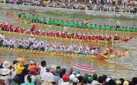 Bắn pháo hoa tại Festival đua ghe ngo Sóc Trăng