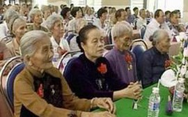 Cần chú trọng khen thưởng người có công