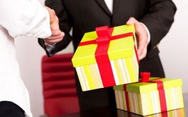 Khoản chi quà tặng khách hàng có phải xuất hóa đơn?