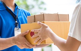 Công ty chuyển phát trả hộ thuế nhập khẩu, lập hóa đơn thế nào?