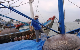 Vay vốn đóng tàu, ngư dân còn gặp khó