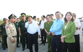 Phó Thủ tướng thị sát phòng, chống buôn lậu tại An Giang