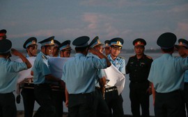  Thăng quân hàm Đại tá cho phi công Trần Quang Khải